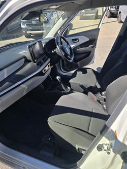 2025 Suzuki Swift Hybrid UZ Pure White