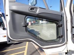 2017 MITSUBISHI FIGHTER 2427