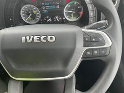 2025 Iveco
                S-WAY AS 550  