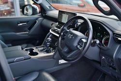 2021 Toyota
Landcruiser LC300 3.3L V6 DSL Sahara 7 Seats