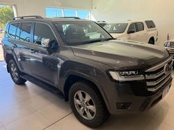 2022 Toyota
LANDCRUISER LC300 3.3L V6 DSL Sahara 7 Seats