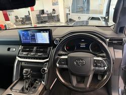 2022 Toyota
LANDCRUISER LC300 3.3L V6 DSL Sahara 7 Seats
