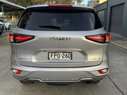 2022 Isuzu
MU-X LS-T