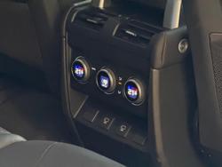 2023 Land Rover
                Defender 130 P400 X-Dynamic SE