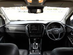 2022 Isuzu
MU-X LS-T