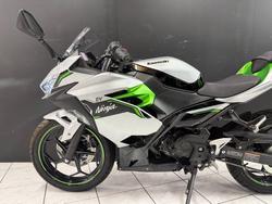 2024 Kawasaki 2024 Kawasaki Ninja e-1 Electric BrightSilver/MatteLime/Ebony