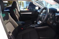 2025 Toyota
Hilux SR5 48V