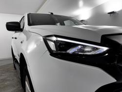 2023 Isuzu
MU-X LS-M