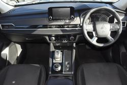2023 Mitsubishi
Outlander ES