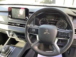 2023 Mitsubishi
Outlander ES
