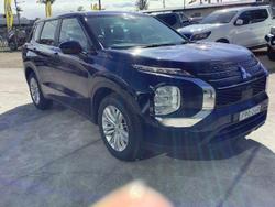 2023 Mitsubishi
Outlander ES