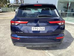 2023 Mitsubishi
Outlander ES