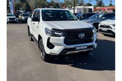 2024 Toyota
Hilux SR5 48V