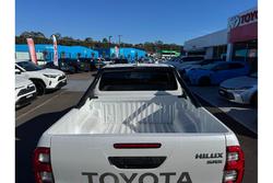 2024 Toyota
Hilux SR5 48V