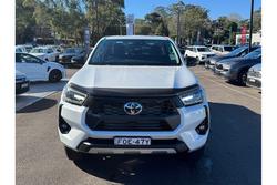 2024 Toyota
Hilux SR5 48V