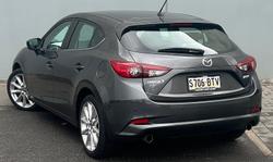 2017 Mazda
                3 SP25