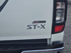 2017 Nissan
Navara ST-X N-SPORT Black Edition