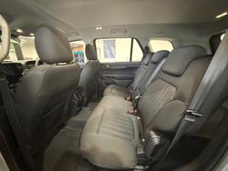 2023 Ford
Everest Ambiente
