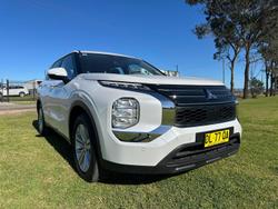 2024 Mitsubishi
Outlander ES