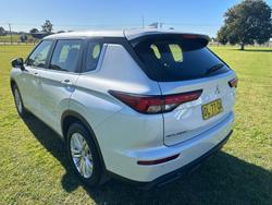 2024 Mitsubishi
Outlander ES