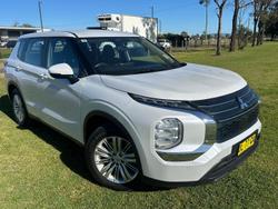 2024 Mitsubishi
Outlander ES