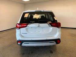 2021 MITSUBISHI
                OUTLANDER ES 7 SEAT AWD
