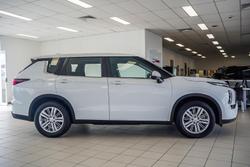 2023 Mitsubishi
Outlander ES