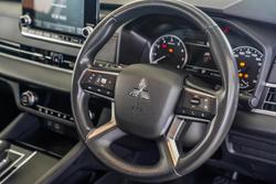 2023 Mitsubishi
Outlander ES