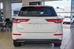 2023 Mitsubishi
Outlander ES