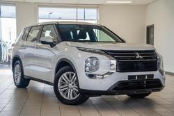 2023 Mitsubishi
Outlander ES