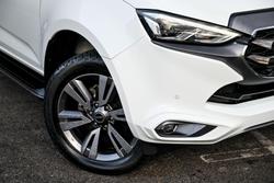 2022 Isuzu
MU-X LS-T
