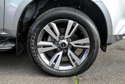 2022 Isuzu
MU-X LS-T
