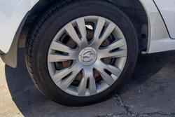 2010 Mazda
                2 Neo