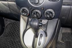2010 Mazda
                2 Neo