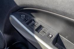 2010 Mazda
                2 Neo