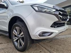 2025 Isuzu
MU-X LS-T