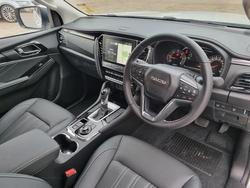 2025 Isuzu
MU-X LS-T