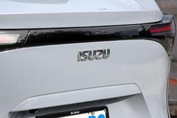 2025 Isuzu
MU-X X-TERRAIN
