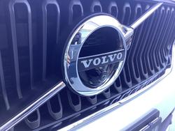 2021 Volvo
                XC40 T4 Momentum