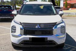 2024 Mitsubishi
Outlander ES