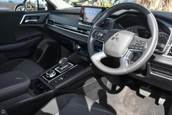 2025 Mitsubishi Outlander ES