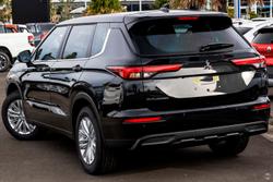 2025 Mitsubishi
Outlander ES