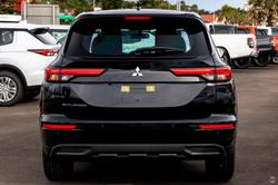 2025 Mitsubishi
Outlander ES