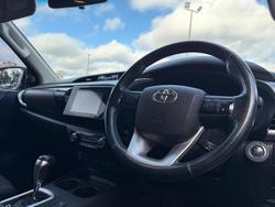 2016 Toyota
                Hilux SR5