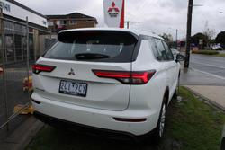 2024 Mitsubishi
Outlander ES