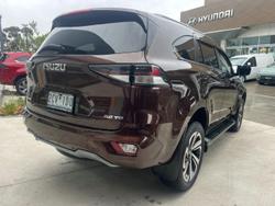 2022 Isuzu
MU-X LS-T
