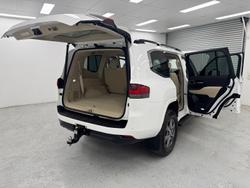 2022 Toyota Landcruiser Sahara FJA300R 4X4 Dual Range Glacier White