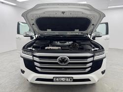 2022 Toyota Landcruiser Sahara FJA300R 4X4 Dual Range Glacier White
