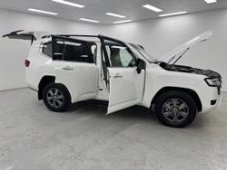 2022 Toyota Landcruiser Sahara FJA300R 4X4 Dual Range Glacier White