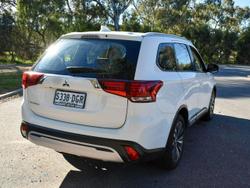 2018 Mitsubishi
                Outlander ES